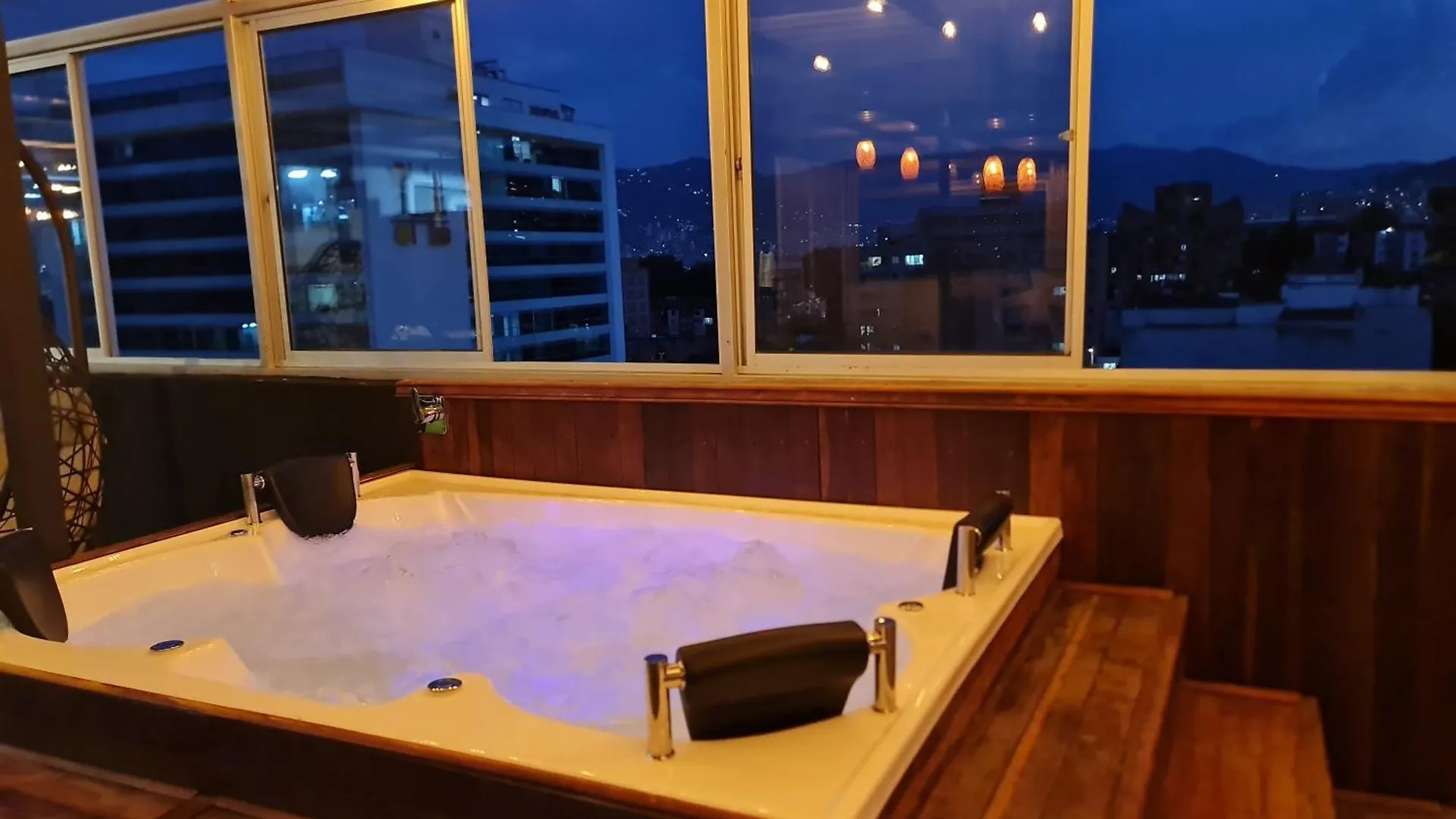 Rg33 Apartasuites 메딜린